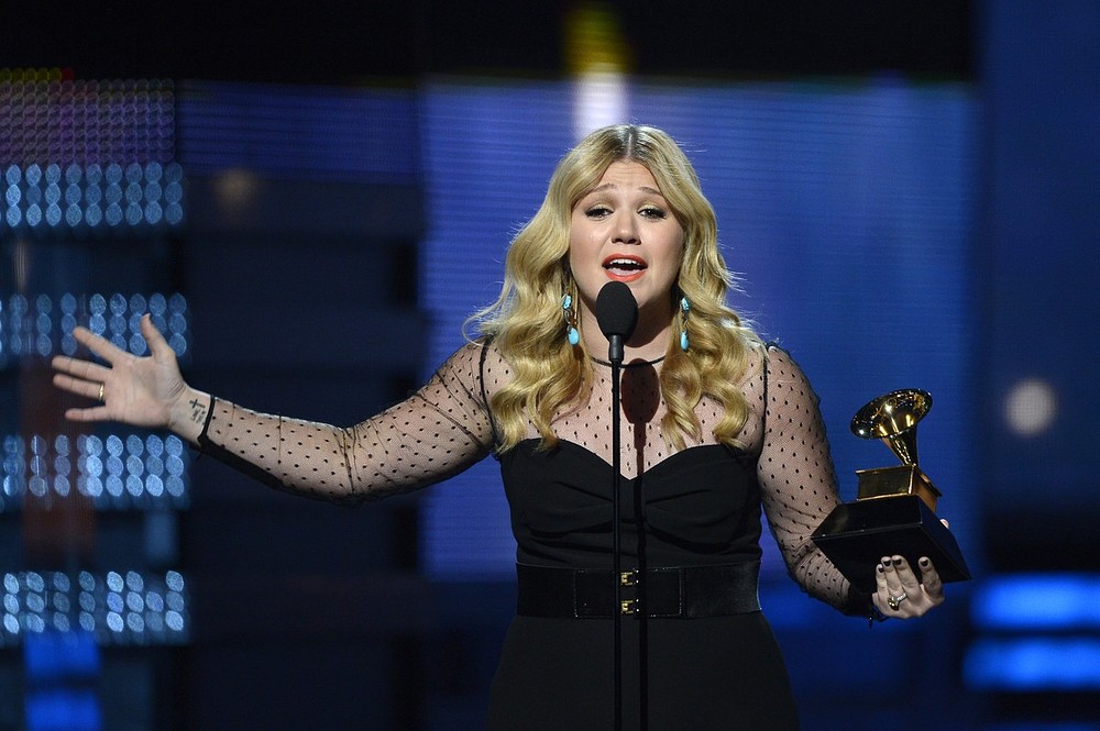Kelly Clarkson Slams Former Mentor Clive Davis in Angry Blog Post