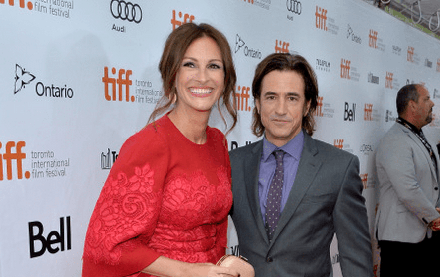 Julia Roberts Wears Sexy Dress with "My Best Friend's Wedding" Costar