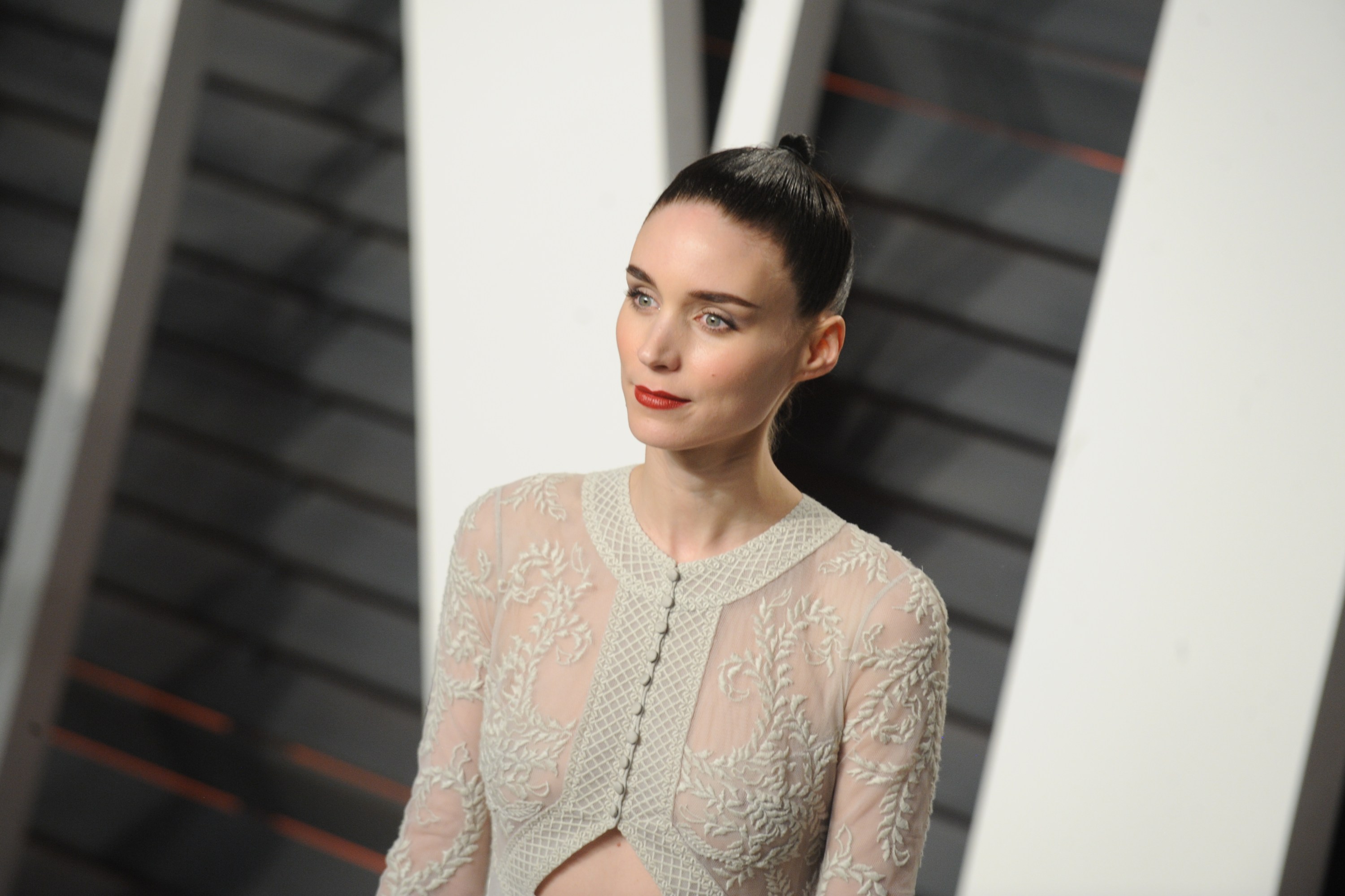 How Mary-Kate Ashley Olsen Create Beachy Wavy Hair