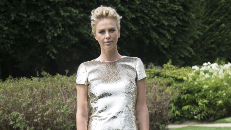 how to pronounce charlize theron