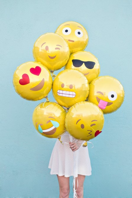 DIY-Emoji-Balloons3-600x900