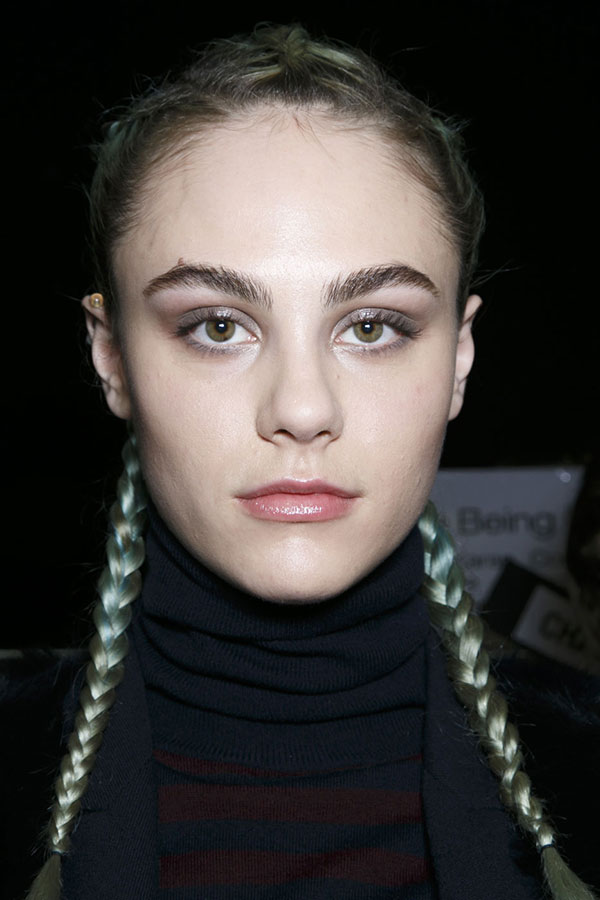 The Pros and Cons of Dewy and Glossy Eye Makeup