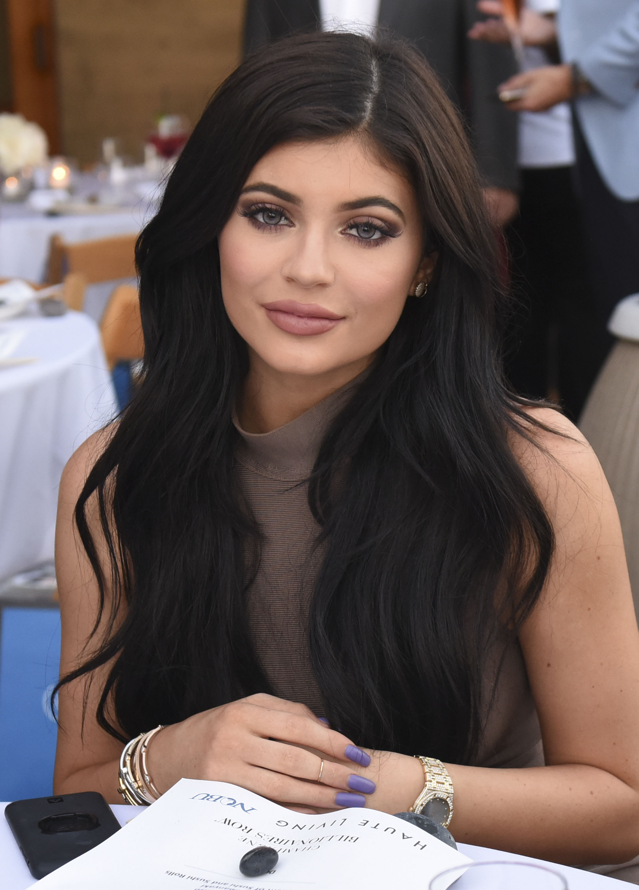 kylie jenner blue contacts