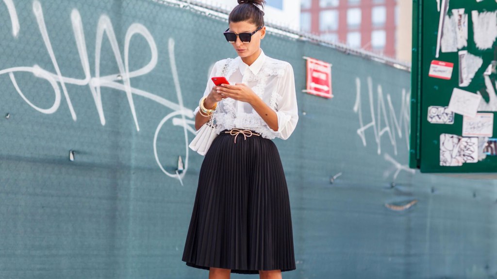 street-style-texting