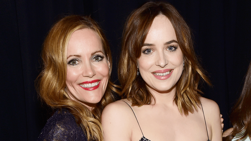 leslie-mann-dakota-johnson-reporter