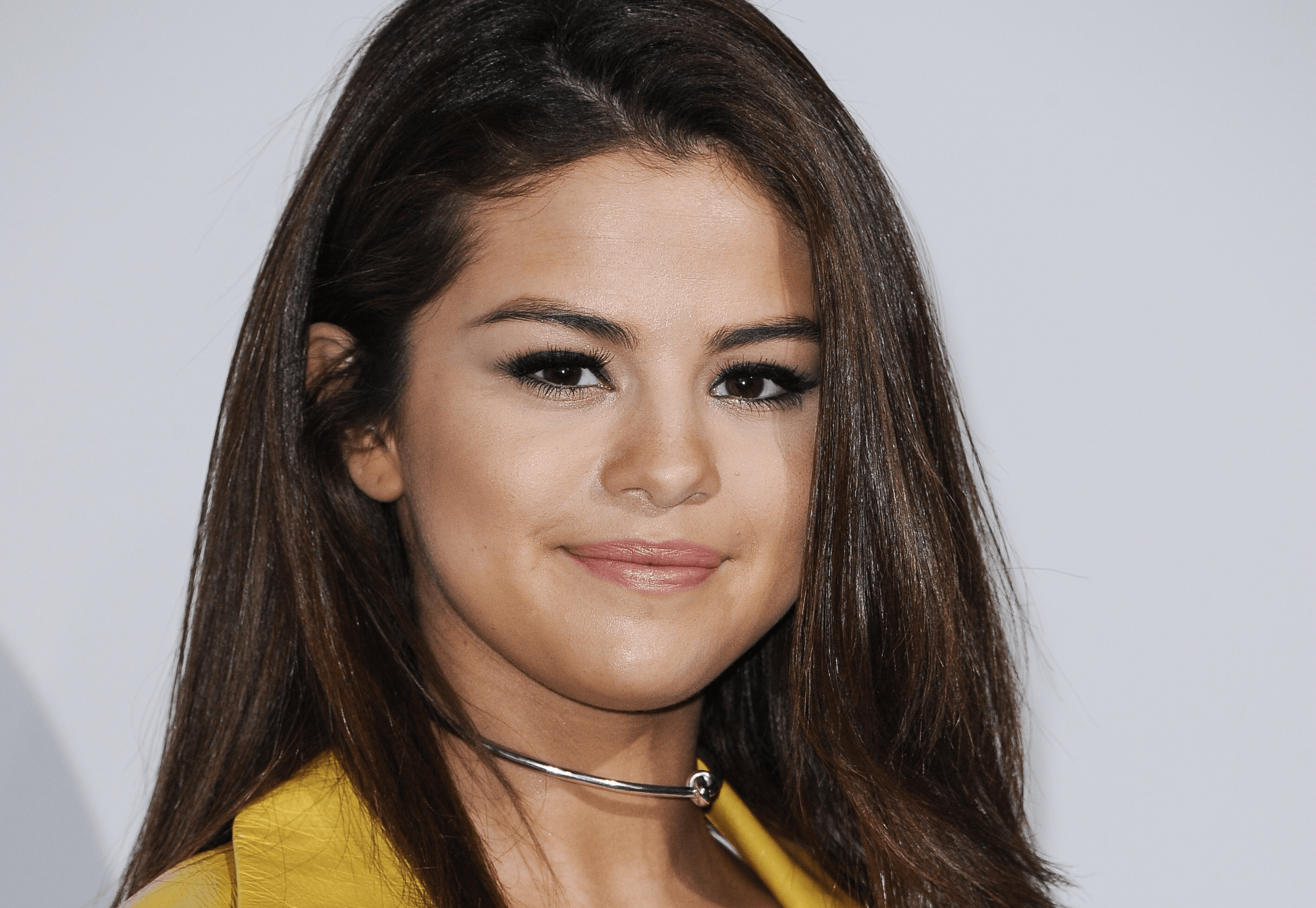 Selena Gomez Surprises Superfan by Showing Up at Her Bedroom Door