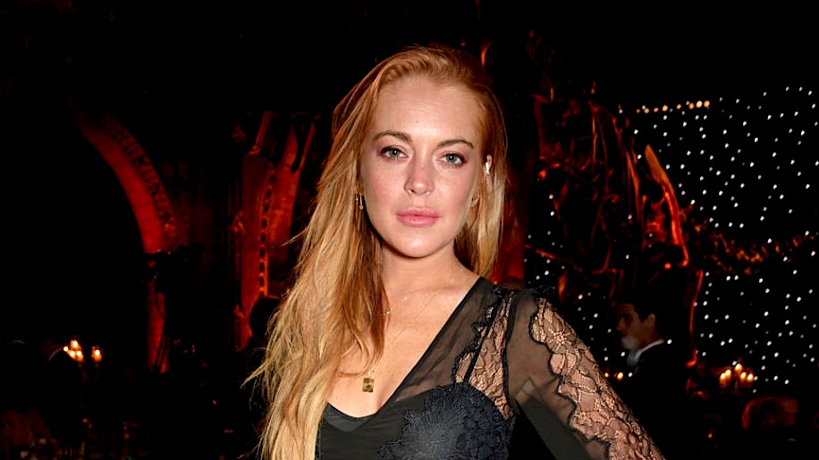 Lindsay Lohan Chops off Her Finger in a Boating Accident