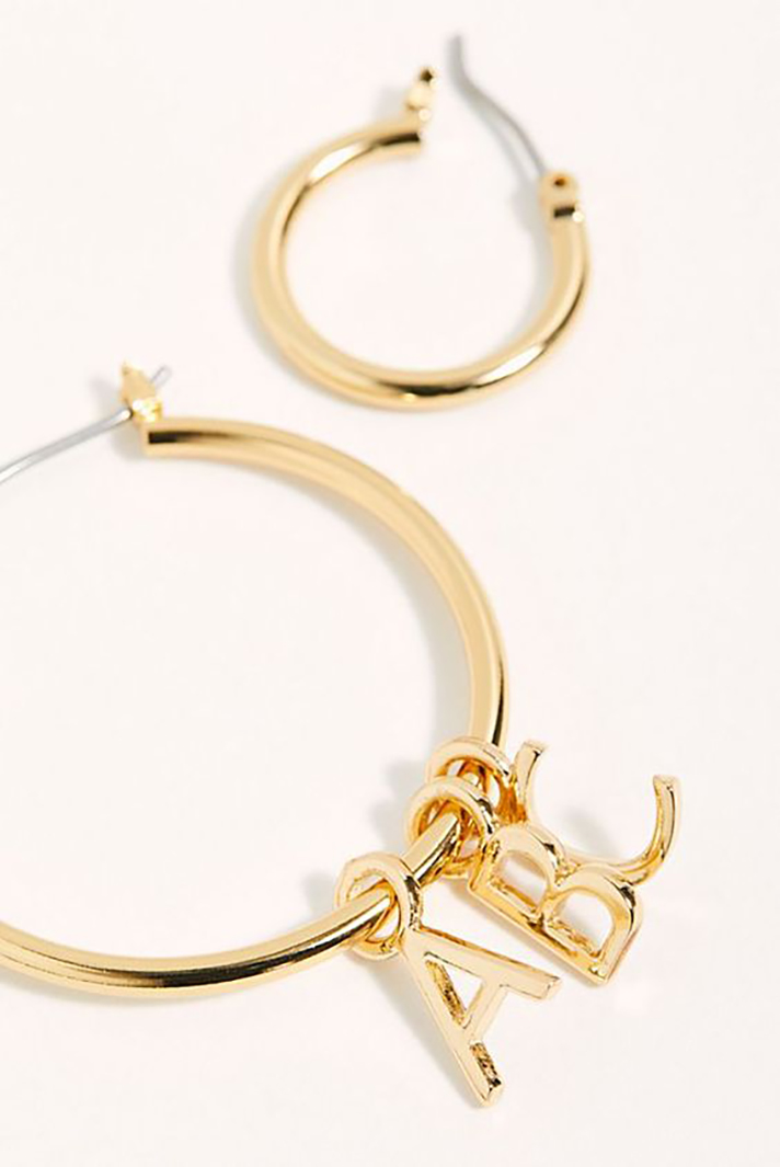 STYLECASTER | Word and Name Jewelry Is Having a Moment, Because Carrie Bradshaw Is a Forever Fashion Icon