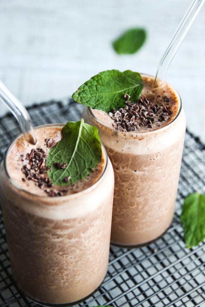 STYLECASTER | 17 High-Protein Chocolate Smoothies That Taste More Like Milkshakes | Five-Ingredient Chocolate Mint Smoothie