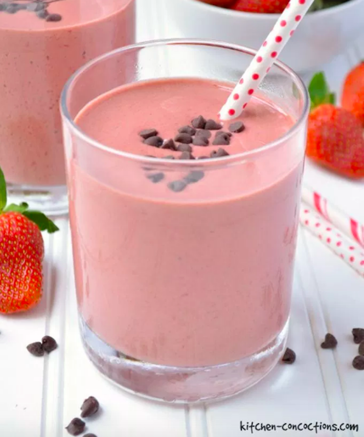 STYLECASTER | 17 High-Protein Chocolate Smoothies That Taste More Like Milkshakes | Chocolate-Covered Strawberry Smoothie