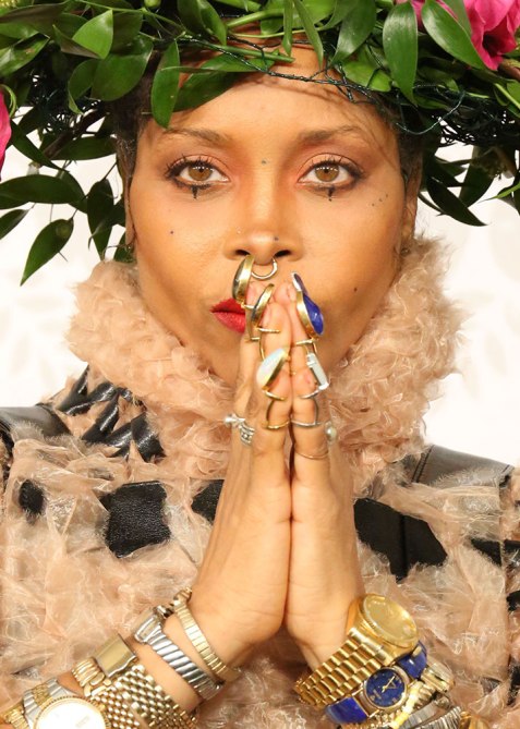 Erykah Badu rings side