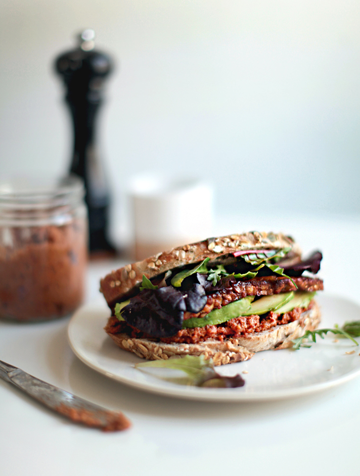 STYLECASTER | 19 High-Protein Veggie Sandwiches That Are Sure To Satisfy | Smokey Tempeh Sandwich With Sun-Dried Tomato Pesto