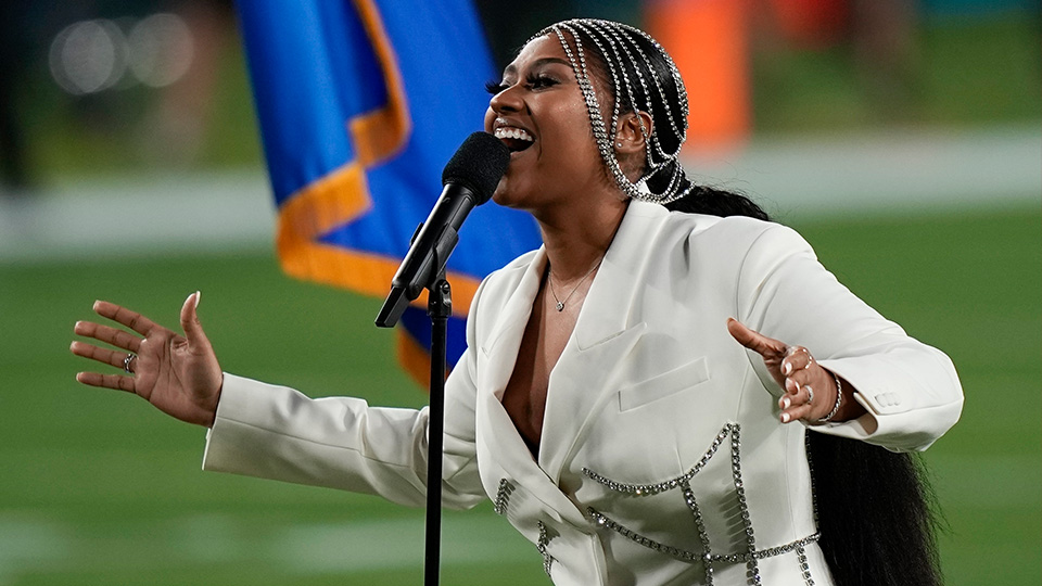 STYLECASTER | Jazmine Sullivan Super Bowl Look