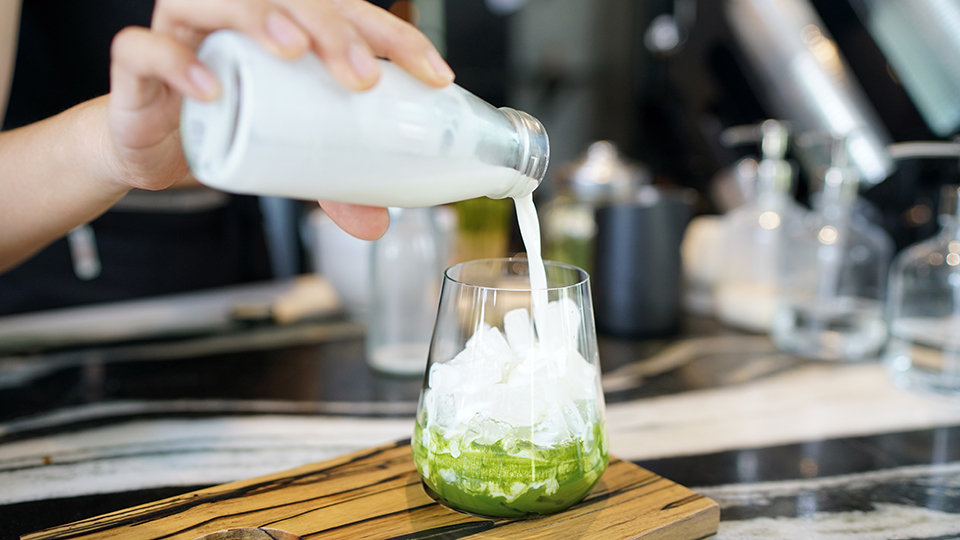 STYLECASTER | Iced Matcha Latte Recipe