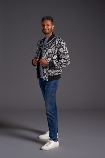 Shake, "Love Is blind"