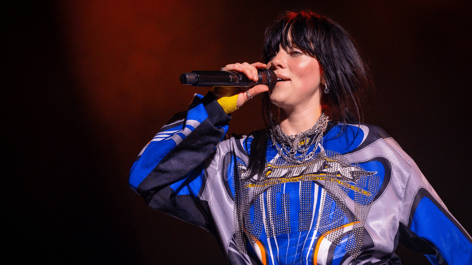 Billie-Eilish-red-roots