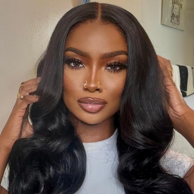 A model wearing a Nadula wig.