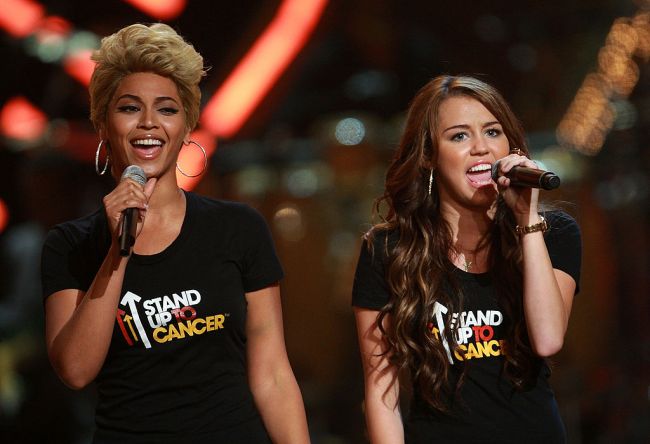 Singers Beyonce and Miley Cyrus perform on stage during the Conde Nast Media Group's Fifth Annual Fashion Rocks at Radio City Music Hall on September 5, 2008 in New York City.