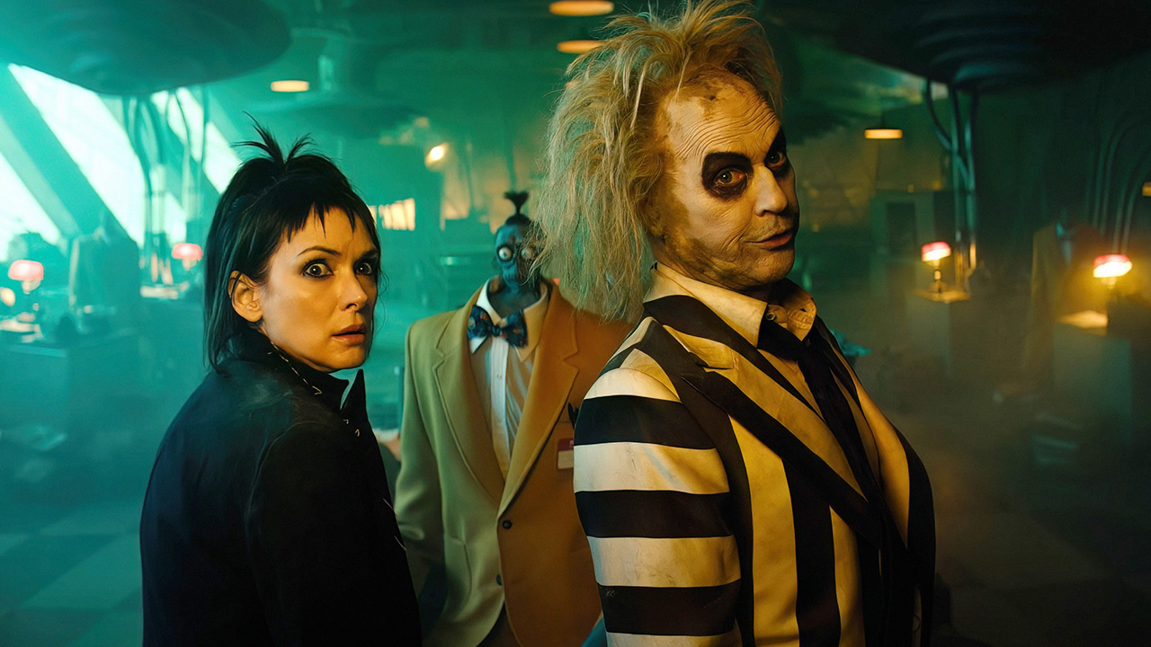 BEETLEJUICE BEETLEJUICE, (aka BEETLEJUICE 2), from left: Winona Ryder, Bob, Michael Keaton