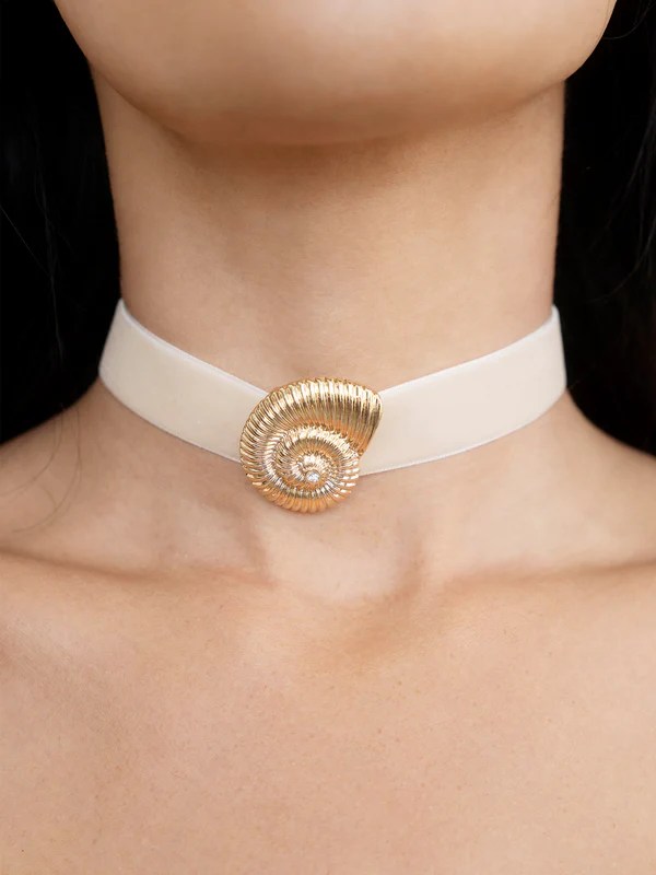 Necklace Trends 2025: Chunky Chains, Pearls, & More