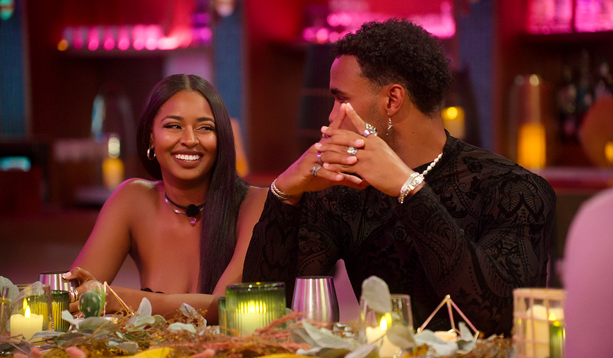 Are Zoe and Travis still together from Sneaky Links?