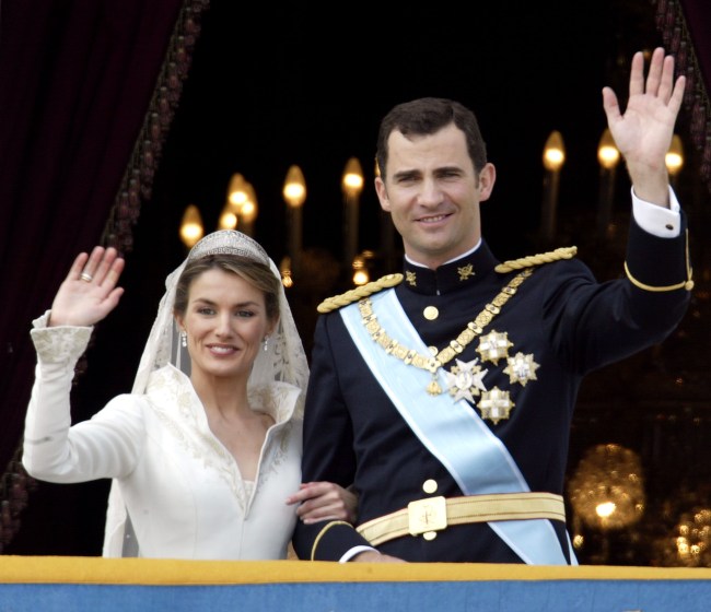 MADRID, SPAIN - MAY 22:  Spanish Crown Prince Felipe de Bourbon and his bride Letizia wave as the Royal couple appears on the balcony of Royal Palace May 22, 2004 in Madrid.
