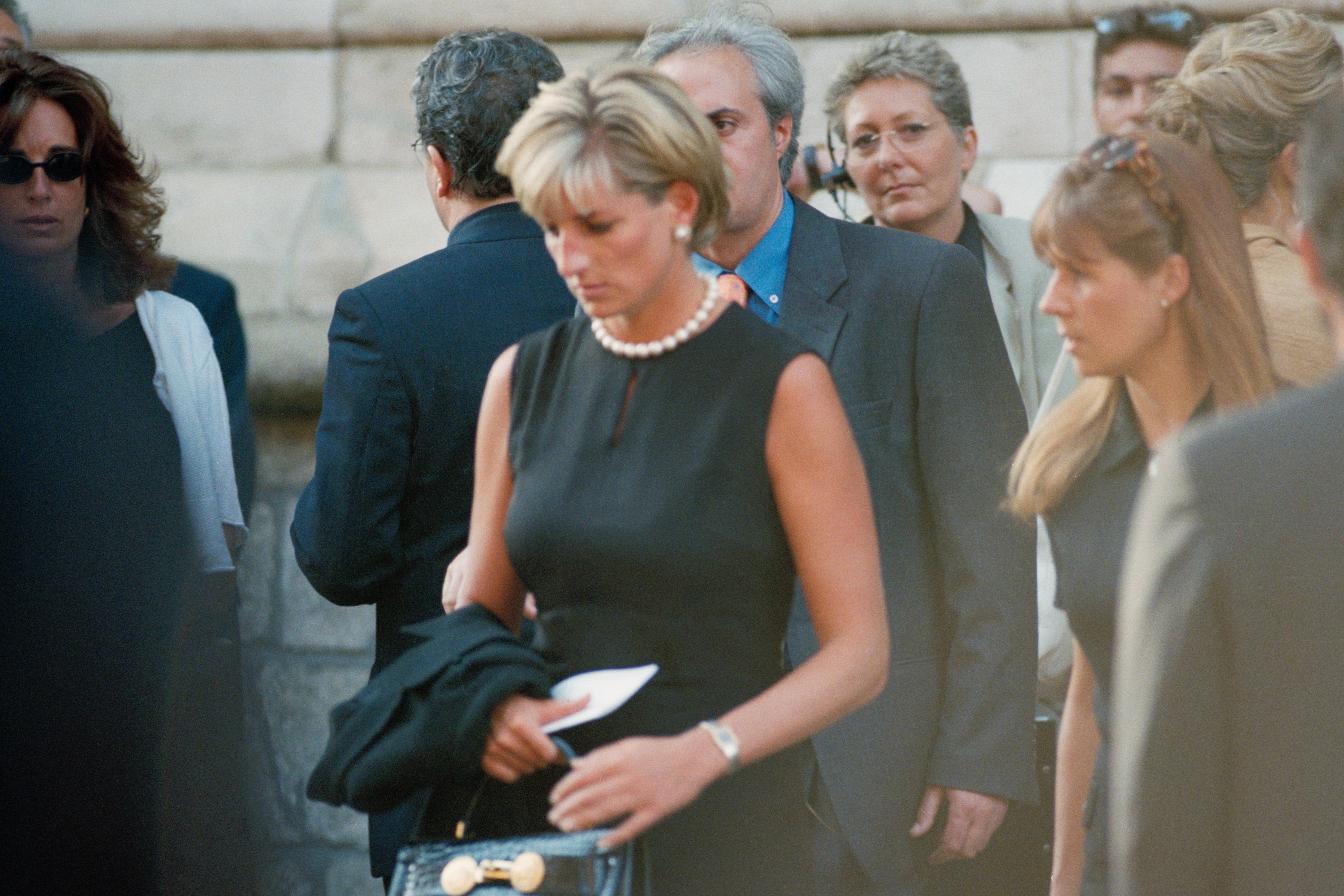 Lady Diana, Princess of Wales, attends the last tribute to Italian fashion designer Gianni Versace at Milan Cathedral (Duomo di Milano). | Location: Milan Italy.