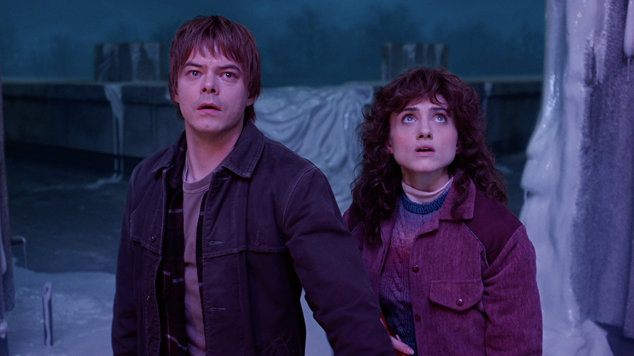 STRANGER THINGS: SEASON 5. (L to R) Charlie Heaton as Jonathan Byers and Natalia Dyer as Nancy Wheeler in Stranger Things: Season 5. Cr. COURTESY OF NETFLIX © 2025